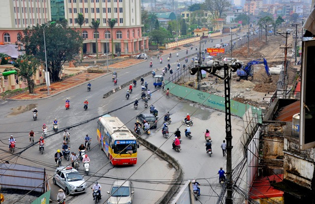 Tuy nhiên, việc thi công mở rộng đường Trường Chinh đang gặp nhiều khó khăn bởi nghi vấn tuyến đường này bị bẻ cong và gây sự bất đồng trong nhân dân trong diện giải tỏa. Tuy nhiên, việc thi công mở rộng đường Trường Chinh đang gặp nhiều khó khăn bởi nghi vấn tuyến đường này bị bẻ cong và gây sự bất đồng trong nhân dân trong diện giải tỏa.
