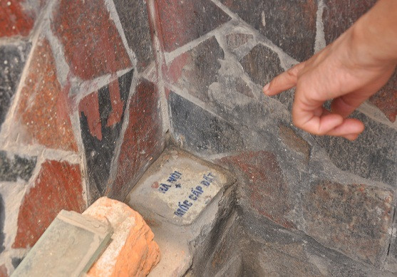 Mốc cấp đất quy hoạch cũ năm 2007 ăn sâu vào 7m. Mốc cấp đất quy hoạch cũ năm 2007 ăn sâu vào 7m.