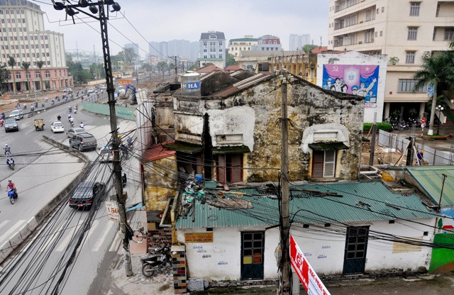 Cung đường gấp khúc trên thực địa sẽ tiếp tục nghiêng về phía Bắc, ăn sâu 15 đến 20m vào nhà các hộ dân. Cung đường gấp khúc trên thực địa sẽ tiếp tục nghiêng về phía Bắc, ăn sâu 15 đến 20m vào nhà các hộ dân.