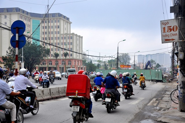 Theo bà Bùi Thị Toàn, tổ 40 phường Khương Thượng cho biết, đường Trường Chinh bắt đầu bị bẻ cong từ đoạn ngõ 150. Hiện tại, tuyến đường đang thi công từ hồ Hố Mẻ đến cống Chéo sông Lừ thì dừng lại do nhiều hộ dân không nhất trí khi thấy con đường bị bẻ cong. Theo bà Bùi Thị Toàn, tổ 40 phường Khương Thượng cho biết, đường Trường Chinh bắt đầu bị bẻ cong từ đoạn ngõ 150. Hiện tại, tuyến đường đang thi công từ hồ Hố Mẻ đến cống Chéo sông Lừ thì dừng lại do nhiều hộ dân không nhất trí khi thấy con đường bị bẻ cong.