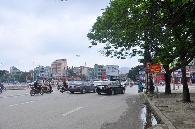 Đoạn đường từ đầu ngõ 150 về Ngã Tư Sở lại nghiêng về phía Nam. Đoạn đường từ đầu ngõ 150 về Ngã Tư Sở lại nghiêng về phía Nam.