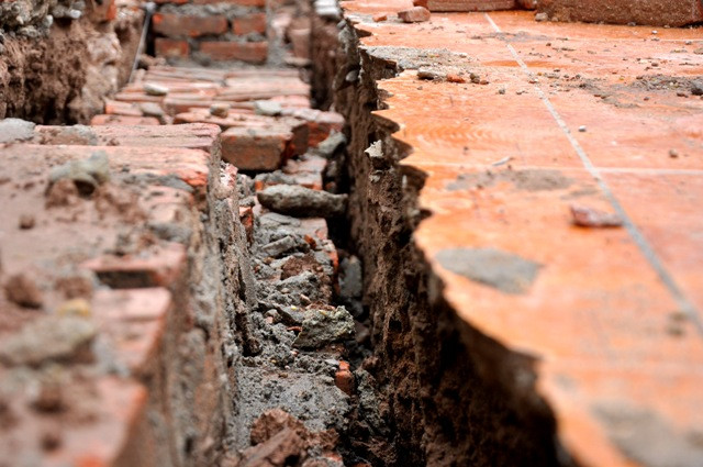 Chân móng công trình nhà anh Cương cũng bị nứt gãy và sụt lún nghiêm trọng.