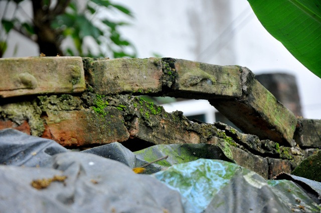 Hàng rào bị nứt gãy và nhấc bổng… sau vụ sụt lún. Tình trạng này càng nghiêm trọng hơn sau trận mưa lớn ngày 7/4 vừa qua.