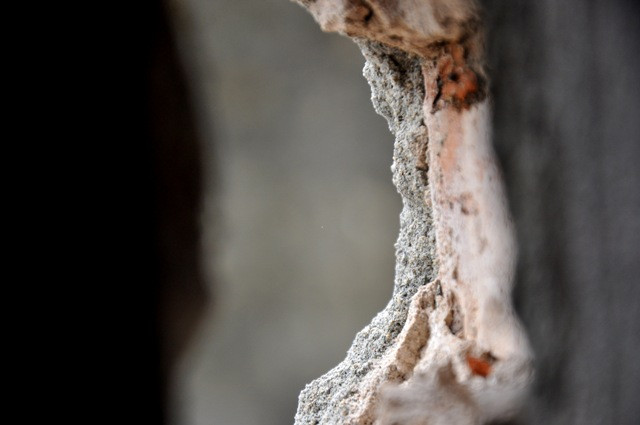 Tới ngày 9/4, đã có 5 căn nhà bị ảnh hưởng bởi hiện tượng sụt lún này. Tại nhiều vị trí trong nhà bà Vị nứt gãy rộng hơn 2cm.