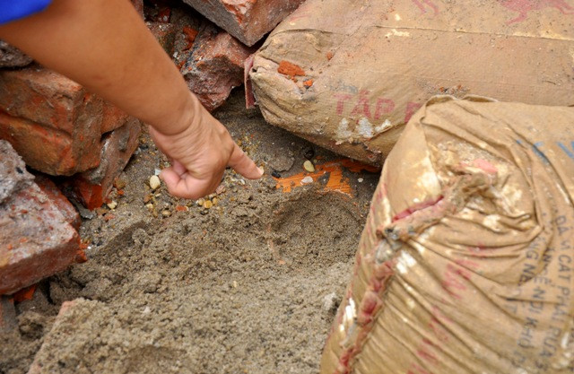 Ngay sau khi nghi ngờ hiện tượng sụt lún đất nền này do việc khoan giếng, người dân đã dùng cát bịt miệng giếng lại và dừng hoạt động khoan giếng.