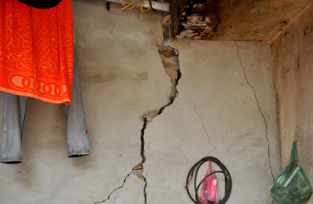 Tiếp đó, tình trạng sụt lún và những vết nứt dần dần lan rộng sang các hộ dân sinh sống bên cạnh.