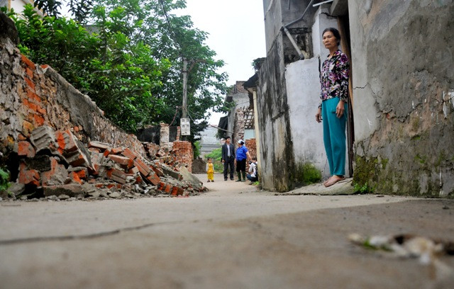 Theo bà Nguyễn Thị Vị, đội 6 thôn Sơn Trung, hiện tượng sụt lún xảy ra vào khoảng 11h ngày 4/4. Trong thời điểm này, gia đình anh Cương (sát nhà bà Vị) đang khoan giếng nước ngầm khi đạt tới độ sâu hơn 52m thì bị gặp sự cố sụt lún các vùng lân cận.
