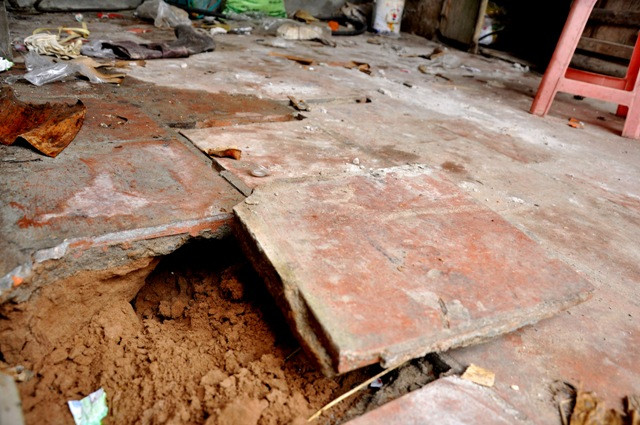 Hiện tượng sụt lún bắt đầu được phát hiện khi người dân nhìn thấy những vết nứt nhẹ trong bán kính vài mét cách khu vực đang khoan giếng.