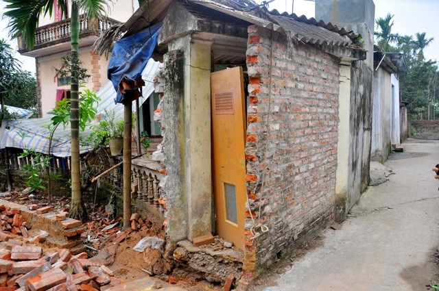 Khu vực công trình phụ của nhà bà Vị cách khu vực giếng khoan hơn 1m bị biến dạng và không sử dụng được nữa.