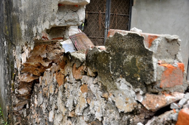 Bức tường rào nứt gãy