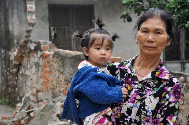 Sau hơn 5 ngày xảy ra hiện tượng, người dân khu vực vẫn đang mong mỏi kết luận nguyên nhân của hiện tượng sụt lún này để yên tâm sinh hoạt và ổn định cuộc sống. Trong ảnh là nét mặt lo lắng, bất an của bà Vị.