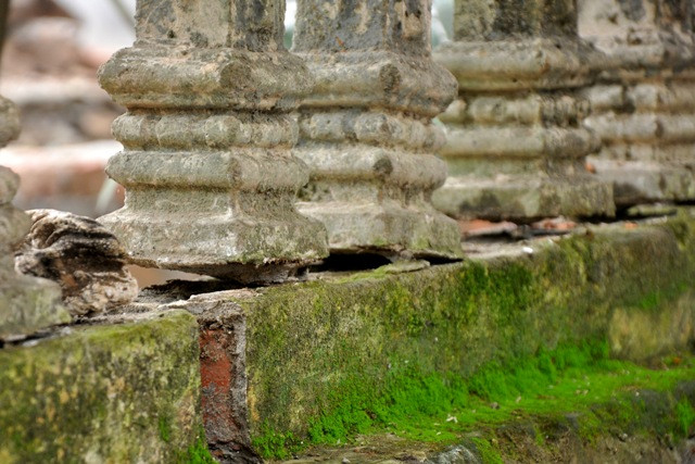 Các con tiện trên bờ tường bị tách rời