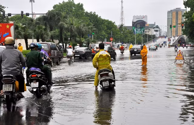 Nước ngập, giao thông luôn bị ùn tắc cục bộ.