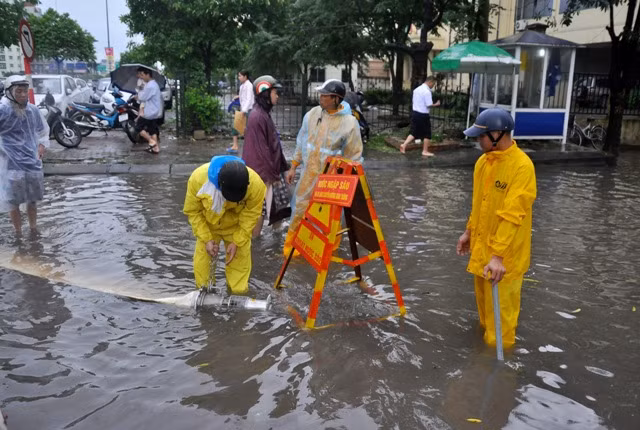 Mở nắp cống thoát nước và dùng máy bơm… tới 10h cùng ngày các điểm ngập úng đã tương đối được khắc phục.