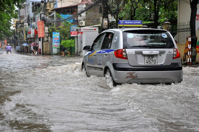 Không chỉ xe máy mà các phương tiện như xe ô tô lưu thông qua đây cũng gặp nhiều nguy cơ chết máy… Không chỉ xe máy mà các phương tiện như xe ô tô lưu thông qua đây cũng gặp nhiều nguy cơ chết máy…