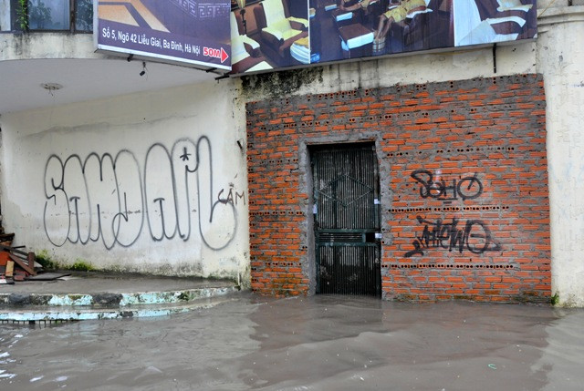 Nhiều đoạn trên đường Liễu Giai ngập sâu tới 30 – 40cm khiến nước tràn vào nhà. Nhiều đoạn trên đường Liễu Giai ngập sâu tới 30 – 40cm khiến nước tràn vào nhà.