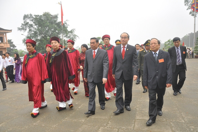 Ông Nguyễn Thiện Nhân, ông Lê Hồng Anh tham gia đoàn rước, dâng hương. Ông Nguyễn Thiện Nhân, ông Lê Hồng Anh tham gia đoàn rước, dâng hương.