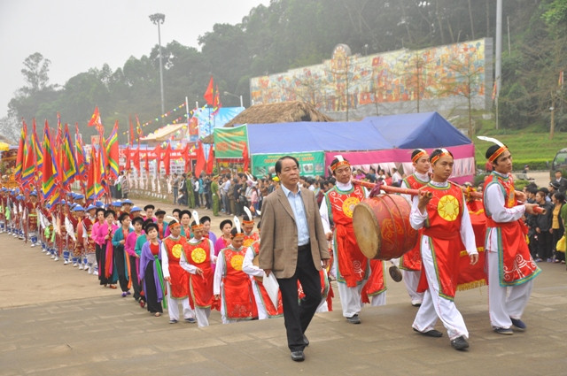 Đoàn dâng hương được tổ chức trong không khí trang nghiêm… Đoàn dâng hương được tổ chức trong không khí trang nghiêm…