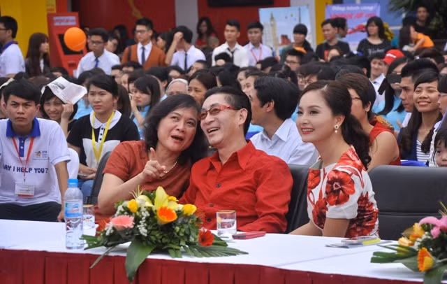 Sự góp mặt của nghệ sĩ Lục Tiểu Linh Đồng và 4 ứng cử viên đại sứ du lịch Việt Nam thu hút đông đảo khán giả theo dõi.