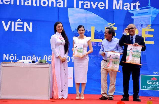 Ứng viên Huỳnh Thị Ngọc Hân, Người đẹp Du lịch của cuộc thi Hoa hậu các dân tộc Việt Nam năm 2011, thể hiện tài năng của mình bằng cách viết thư pháp tặng BTC.