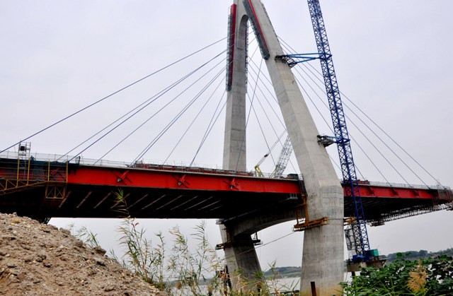 Những trụ tháp dây văng kiên cố. Những trụ tháp dây văng kiên cố.