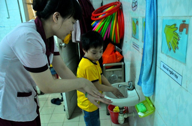 Học sinh mầm non sẽ được các cô giáo hướng dẫn tự vệ sinh cá nhân sạch sẽ để phòng bệnh. Học sinh mầm non sẽ được các cô giáo hướng dẫn tự vệ sinh cá nhân sạch sẽ để phòng bệnh.