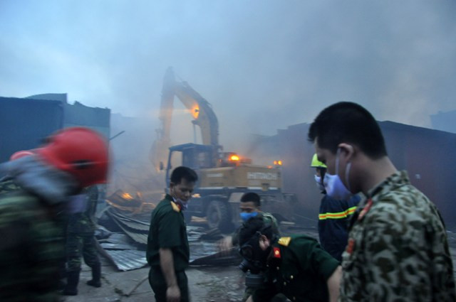 Các lực lượng chức năng phải dùng khẩu trang và trang phục bảo hộ an toàn.