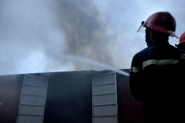 Nước được bơm liên lục vào đám cháy nhưng không hiệu quả.