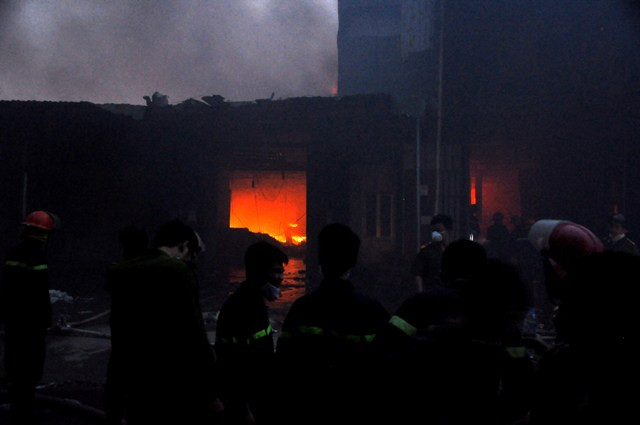 Lửa đỏ lòm trong các xưởng.