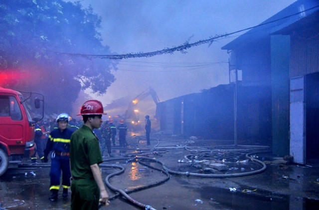 Hơn 18h các cột khói hàng chục mét vẫn bốc ra từ các kho hàng.