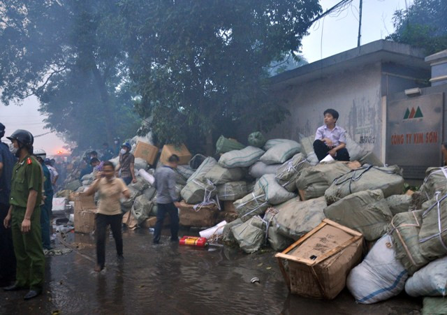 Một số lượng hàng hóa đã được các công nhân chuyển ra ngoài khi mới phát hiện có cháy.