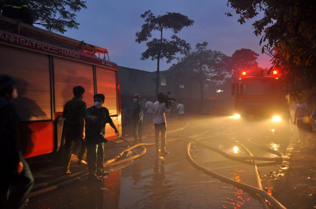 Xe cứu hỏa được huy động có gần 20 chiếc.