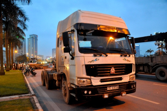 Phần đầu xe kéo rơ moóc rất may không bị lật, tài xế và phụ xe được an toàn. Phần đầu xe kéo rơ moóc rất may không bị lật, tài xế và phụ xe được an toàn.