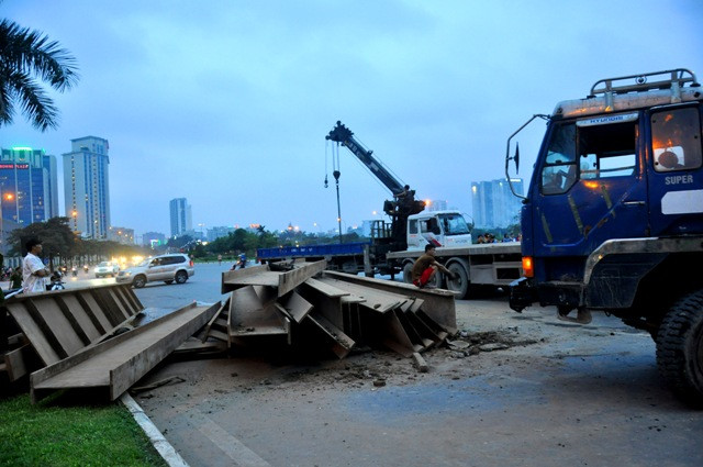 Chiếc xe kéo rơ moóc chở nặng đã bị lật trong giờ cao điểm. Rất may không có thiệt hại về người. Chiếc xe kéo rơ moóc chở nặng đã bị lật trong giờ cao điểm. Rất may không có thiệt hại về người.