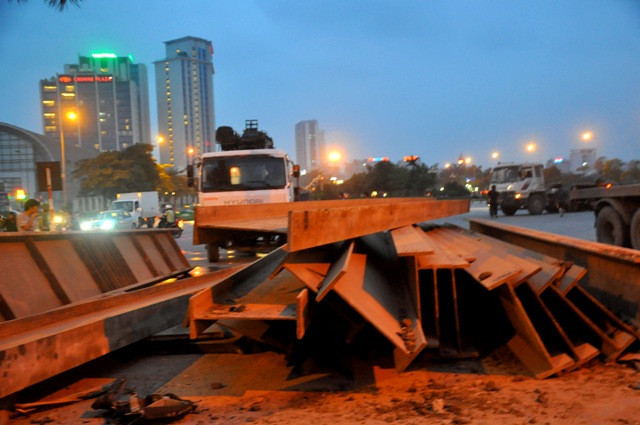 Những thanh ngang sắt có khối lượng lớn chắn ngang làn đường giành cho ô tô trên đường Lê Đức Thọ. Những thanh ngang sắt có khối lượng lớn chắn ngang làn đường giành cho ô tô trên đường Lê Đức Thọ.