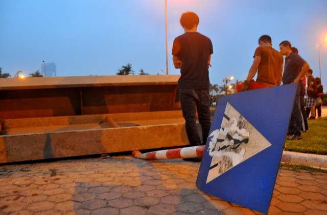 Một biển báo trên đường cũng bị các thanh ngang sắt đè gãy. Một biển báo trên đường cũng bị các thanh ngang sắt đè gãy.