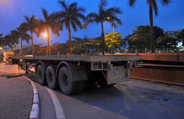 Phần đuôi xe kéo rơ moóc bị lật và đổ nhiều thanh sắt lớn nằm ngang đường. Phần đuôi xe kéo rơ moóc bị lật và đổ nhiều thanh sắt lớn nằm ngang đường.