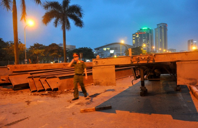 Lực lượng chức năng đã có mặt để giải quyết sự việc. Lực lượng chức năng đã có mặt để giải quyết sự việc.