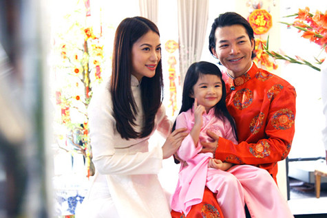 Cả gia đình chụp hình tết