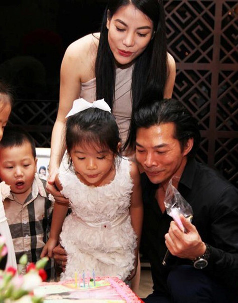 Khoảnh khắc hạnh phúc của Bảo Sơn và Ngọc Ánh khi thổi nến mừng sinh nhật con gái