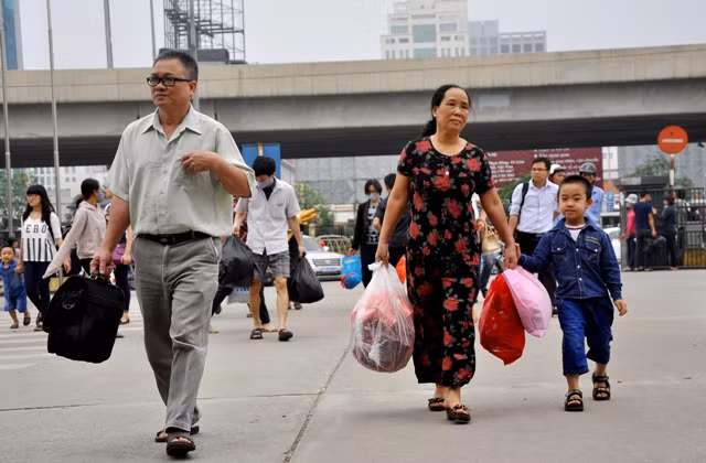 Dù ngày mai (30/4) mới bắt đầu kỳ nghỉ lễ nhưng nhiều người đã tranh thủ về ngay từ chiều hôm nay.