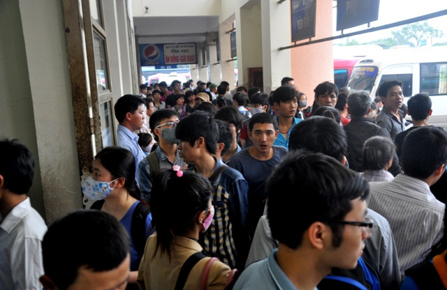 Trên tất cả các lối đi trong bến xe, người dân đều di chuyển khó khăn trước khi ra xe. Trên tất cả các lối đi trong bến xe, người dân đều di chuyển khó khăn trước khi ra xe.