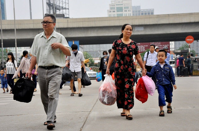 Dù ngày mai (30/4) mới bắt đầu kỳ nghỉ lễ nhưng nhiều người đã tranh thủ về ngay từ chiều hôm nay. Dù ngày mai (30/4) mới bắt đầu kỳ nghỉ lễ nhưng nhiều người đã tranh thủ về ngay từ chiều hôm nay.