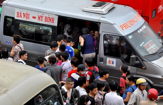 Tại các bến xe lớn như: Mỹ Đình, Giáp Bát… thì lượng người đã đổ về rất đông từ chiều ngày 29/4. Tại các bến xe lớn như: Mỹ Đình, Giáp Bát… thì lượng người đã đổ về rất đông từ chiều ngày 29/4.