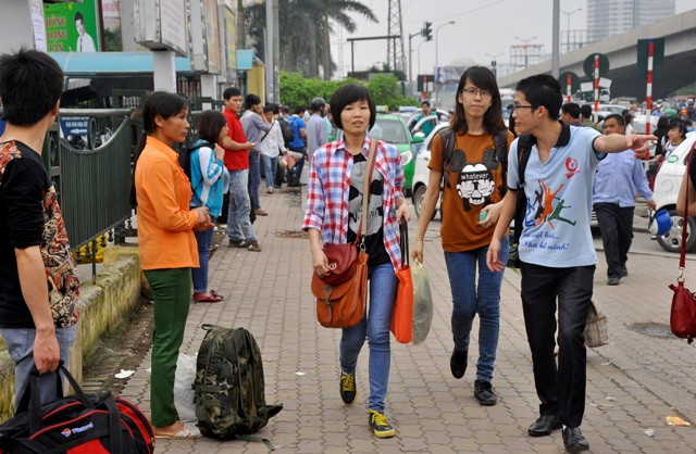 Sinh viên, người công chức, công nhân, lao động tự do… đều đổ ra bến xe để về quê. Sinh viên, người công chức, công nhân, lao động tự do… đều đổ ra bến xe để về quê.
