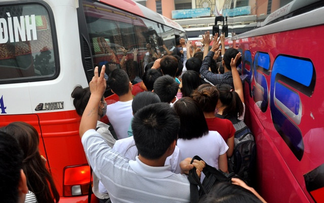 Tuy vậy, tình trạng chen lấn lên xe vẫn còn do lượng người quá đông. Tuy vậy, tình trạng chen lấn lên xe vẫn còn do lượng người quá đông.
