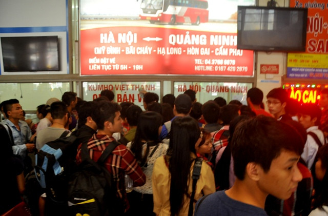 Tại các quầy bán vé bến xe Mỹ Đình đều đông kín người. Tại các quầy bán vé bến xe Mỹ Đình đều đông kín người.