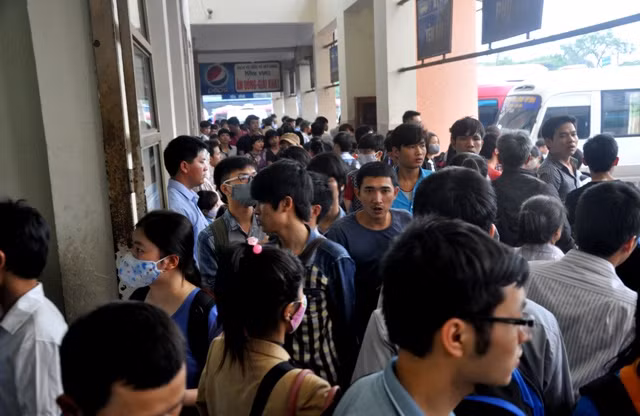 Trên tất cả các lối đi trong bến xe, người dân đều di chuyển khó khăn trước khi ra xe.
