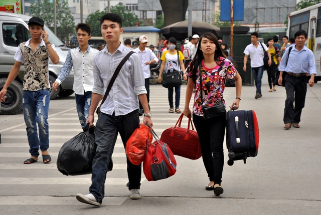 Kỳ nghỉ lễ 30/4 và 1/5 năm nay kéo dài tới 5 ngày, do đó nhu cầu đi lại về quê của người dân gấp nhiều lần ngày thường. Kỳ nghỉ lễ 30/4 và 1/5 năm nay kéo dài tới 5 ngày, do đó nhu cầu đi lại về quê của người dân gấp nhiều lần ngày thường.