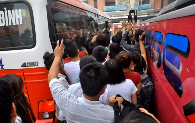 Tuy vậy, tình trạng chen lấn lên xe vẫn còn do lượng người quá đông.
